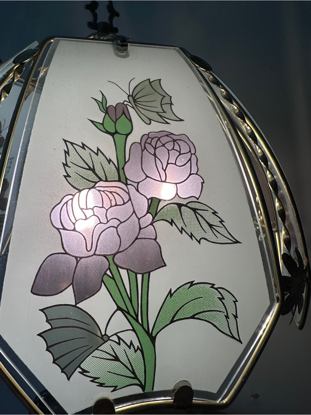 Vintage Hollywood Regency Brass Table Lamp Floral Rose & Butterfly Glass Panels - Picture 4 of 9